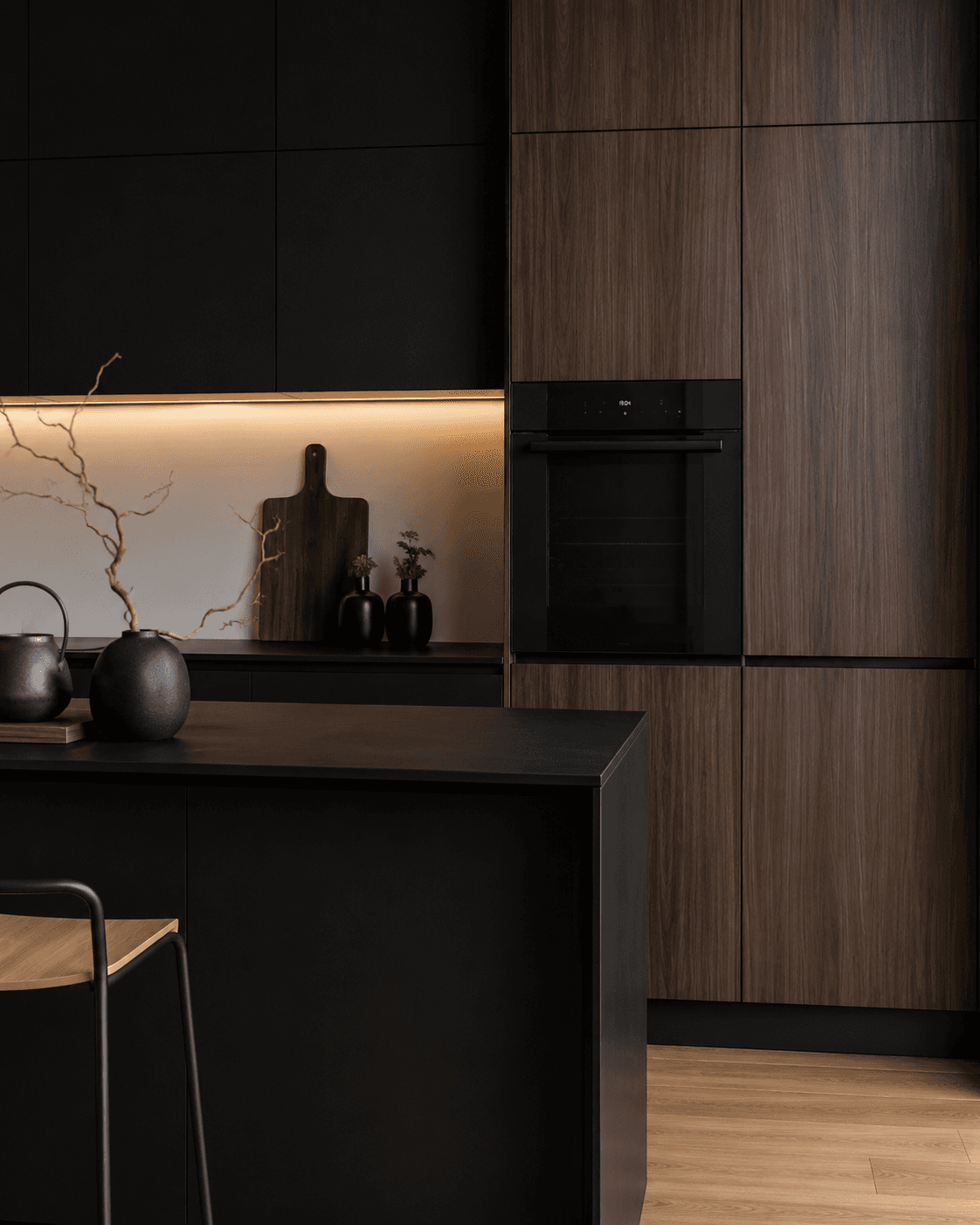 Cocina Kuro: zona de cocción y almacenaje con atmósfera profunda.